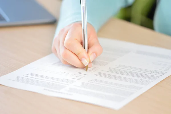 Primer Plano Una Mujer Escribiendo Mano Firmando Documento Escritorio Casa —  Fotos de Stock