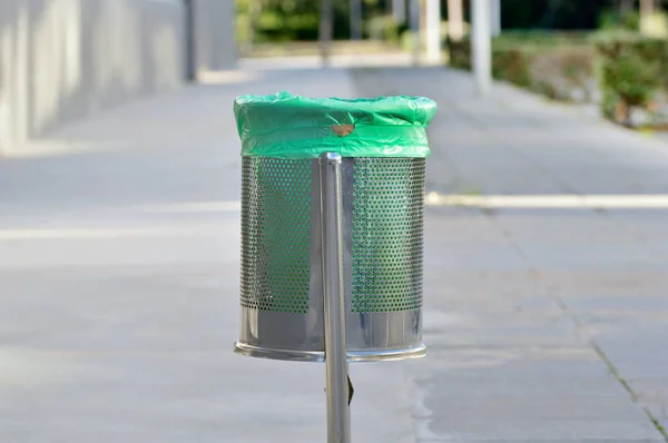 Mülleimer an der Straße — Stockfoto