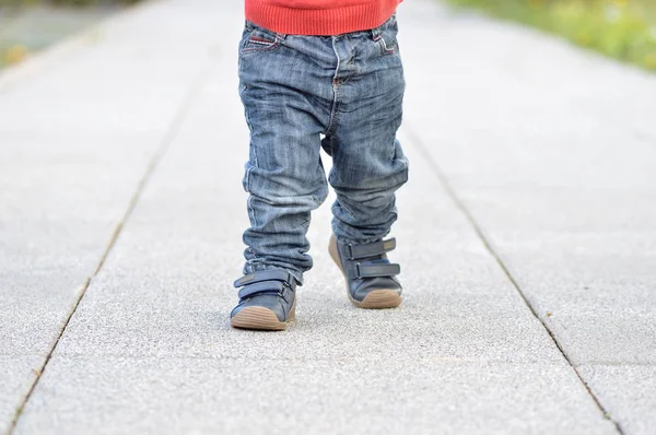 Barnets första steg — Stockfoto