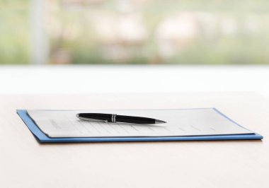 Ofiste imzalanacak bazı belgelerin tükenmez kalemini kapat.