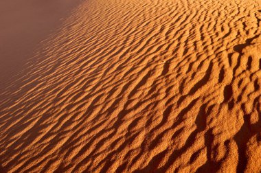 Çölün rüzgarından gelen kum dalgalarına yakın.