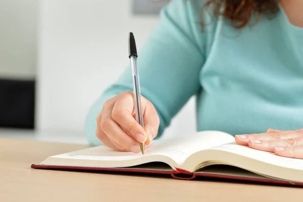Close Mulher Mão Escrevendo Uma Agenda Casa — Fotografia de Stock