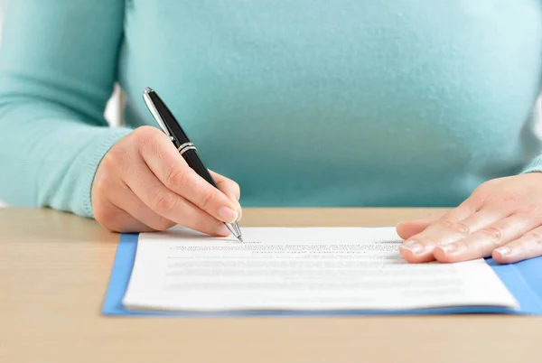 Primer Plano Una Mano Firmando Contrato Escritorio Oficina —  Fotos de Stock