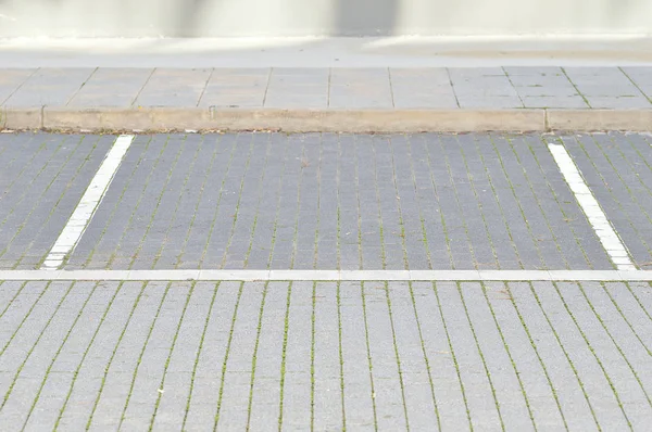 Parking Kraampjes Een Parkeerplaats Gemarkeerd Met Witte Lijnen — Stockfoto