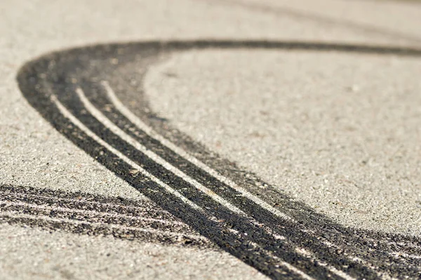 Nahaufnahme Mehrerer Reifenspuren Auf Asphalt — Stockfoto