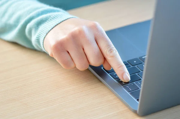 Cropped Shot Woman Using Laptop Her Desk Office Pressing Enter — Stock Photo, Image