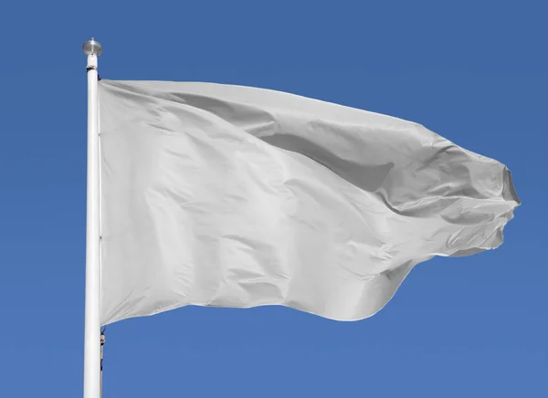 Leere Weiße Klare Flagge Weht Vor Blauem Himmel Und Naht — Stockfoto