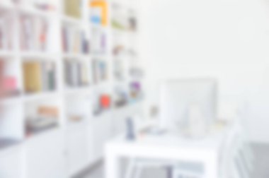 Ofisteki masa çalışmalarının işyerindeki bulanıklık veya çalışma alanı, bilgisayar veya soyut arkaplan odaklarının sığ derinliği