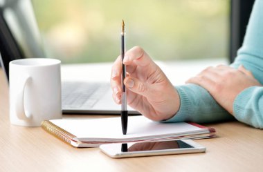 İş kadını ofiste telefon bekliyor.