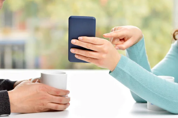 Närbild Par Händer Med Hjälp Smartphone Och Visar — Stockfoto