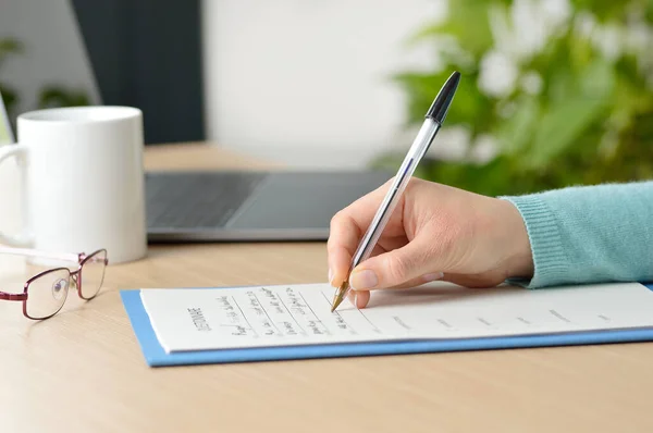 Großaufnahme Einer Frau Beim Ausfüllen Eines Formulars Auf Einem Tisch — Stockfoto