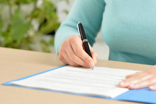 Närbild Framifrån Porträtt Hand Som Undertecknar Ett Kontrakt Ett Skrivbord — Stockfoto