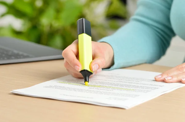 Close Woman Hand Underlining Document Home — Stock Photo, Image