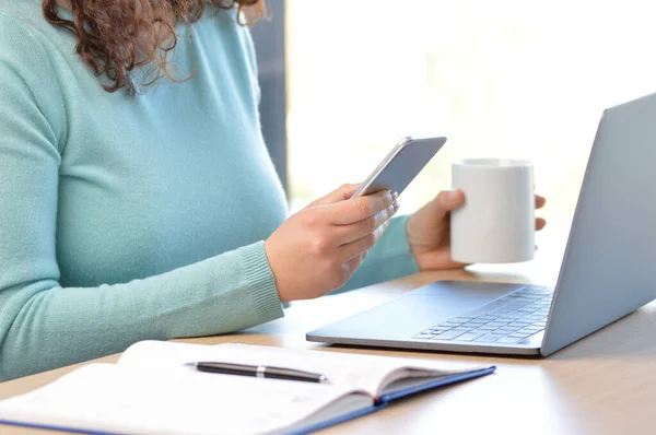 Cropped Shot Unrecognizable Businesswoman Using Cellphone Her Home Office — Stock Photo, Image