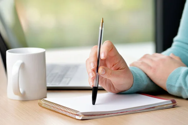 Schnappschuss Einer Frau Die Die Notizen Vergessen Hat Und Büro — Stockfoto