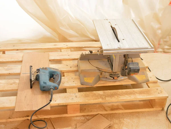 Przycięte Ujęcie Maszyny Cięcia Drewna Warsztacie Innej Piły Ręcznej — Zdjęcie stockowe