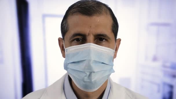Ένας Άντρας Αυτοπεποίθηση Βγάζει Χειρουργική Του Μάσκα Ένα Εργαστήριο — Αρχείο Βίντεο