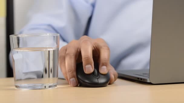 Крупный План Руки Бизнесмена Офисе Пьющего Стакан Минеральной Воды — стоковое видео