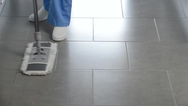 Αναγνωρίσιμη Γυναίκα Σφουγγαρίζει Πάτωμα Του Γραφείου — Αρχείο Βίντεο