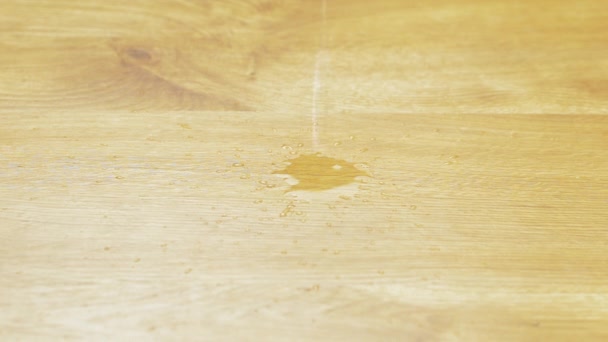 Nahaufnahme Eines Wassertropfens Der Auf Den Laminatboden Aus Holz Fällt Lizenzfreies Stock-Filmmaterial