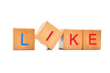 Beyaz arka plan üzerinde izole ahşap küpleri gibi metin