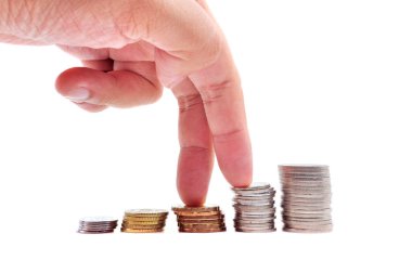 Büyüme kavramı. Parmak kadar sikke yığını üzerinde beyaz arka plan üzerinde yürüyüş