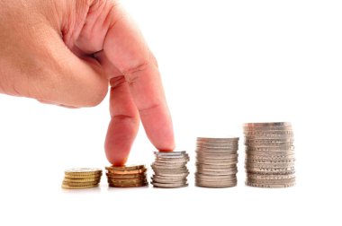 Büyüme kavramı. Parmak kadar sikke yığını üzerinde beyaz arka plan üzerinde yürüyüş