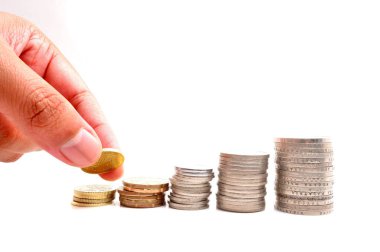 Beyaz arka plan üzerinde izole sikke sütun artan tasarruf,