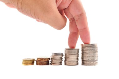 Büyüme kavramı. Parmak kadar sikke yığını üzerinde beyaz arka plan üzerinde yürüyüş