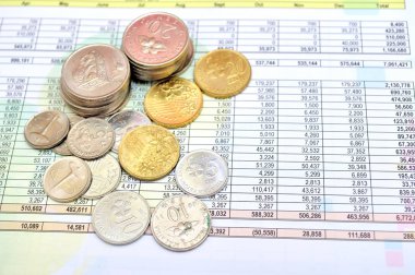 Muhasebe grafikleri ve diyagramlarıyla finansal analiz masaüstü işi