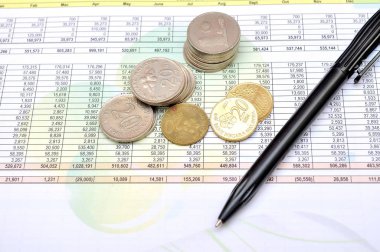 Muhasebe grafikleri ve diyagramlarıyla finansal analiz masaüstü işi