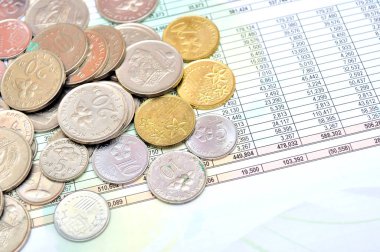 Muhasebe grafikleri ve diyagramlarıyla finansal analiz masaüstü işi