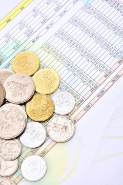 Muhasebe grafikleri ve diyagramlarıyla finansal analiz masaüstü işi