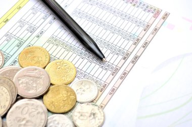 Muhasebe grafikleri ve diyagramlarıyla finansal analiz masaüstü işi