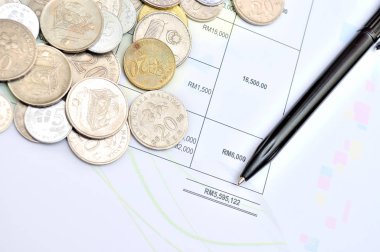 Muhasebe grafikleri ve diyagramlarıyla finansal analiz masaüstü işi