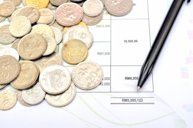 Muhasebe grafikleri ve diyagramlarıyla finansal analiz masaüstü işi