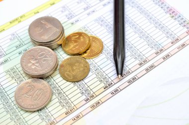 Muhasebe grafikleri ve diyagramlarıyla finansal analiz masaüstü işi