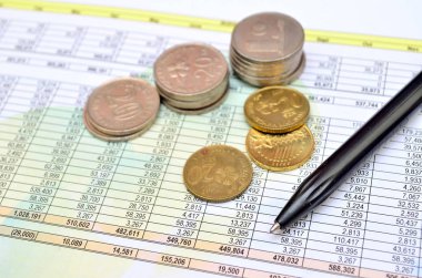 Muhasebe grafikleri ve diyagramlarıyla finansal analiz masaüstü işi