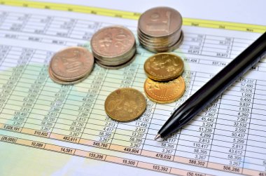 Muhasebe grafikleri ve diyagramlarıyla finansal analiz masaüstü işi