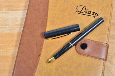 Dolma kalem kapalı defter üstünde