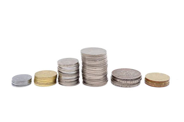 Ersparnisse, zunehmende Münzsäulen auf weißem Hintergrund — Stockfoto