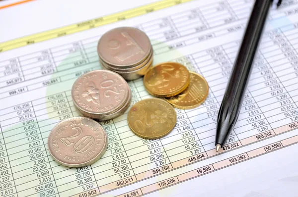 Muhasebe grafikleri ve diyagramlarıyla finansal analiz masaüstü işi