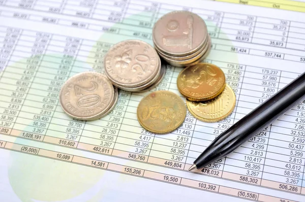 Muhasebe grafikleri ve diyagramlarıyla finansal analiz masaüstü işi