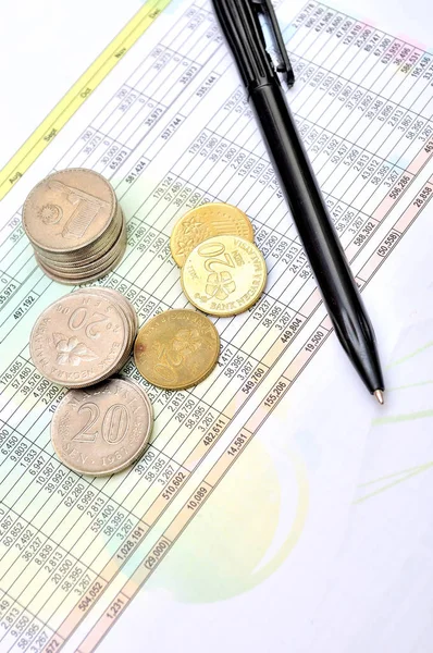 Muhasebe grafikleri ve diyagramlarıyla finansal analiz masaüstü işi