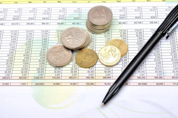 Muhasebe grafikleri ve diyagramlarıyla finansal analiz masaüstü işi