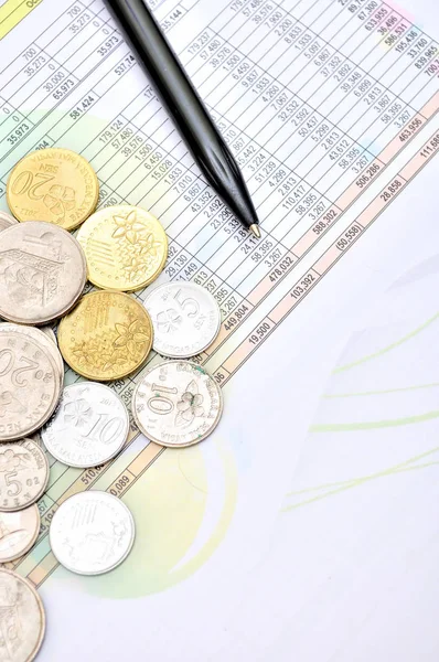 Muhasebe grafikleri ve diyagramlarıyla finansal analiz masaüstü işi