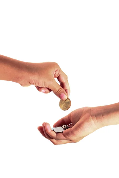 Başka bir kişiye bir bozuk para vererek bir el görünümünü kırpılmış