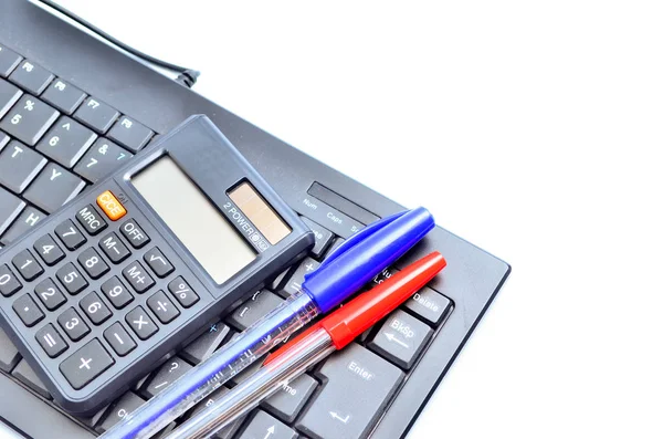 Affärsidén med penna, tangentbord och kalkylator — Stockfoto