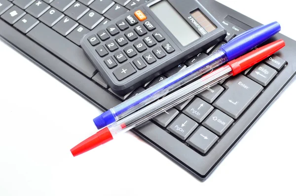Affärsidén med penna, tangentbord och kalkylator — Stockfoto
