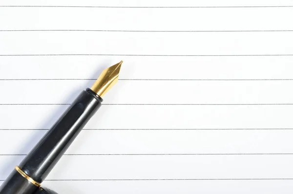 Caneta-tinteiro no caderno — Fotografia de Stock